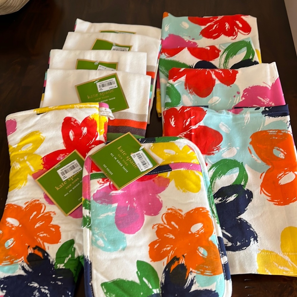 NEW Kate Spade 4 kitchen towels, 4 place mats, 1 pot holder and 1 oven mitt